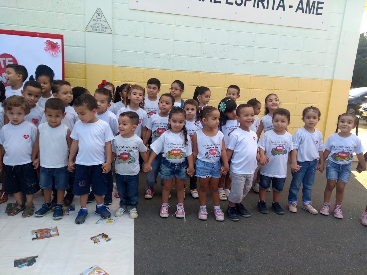 Crianças da AME cantando em frente à creche